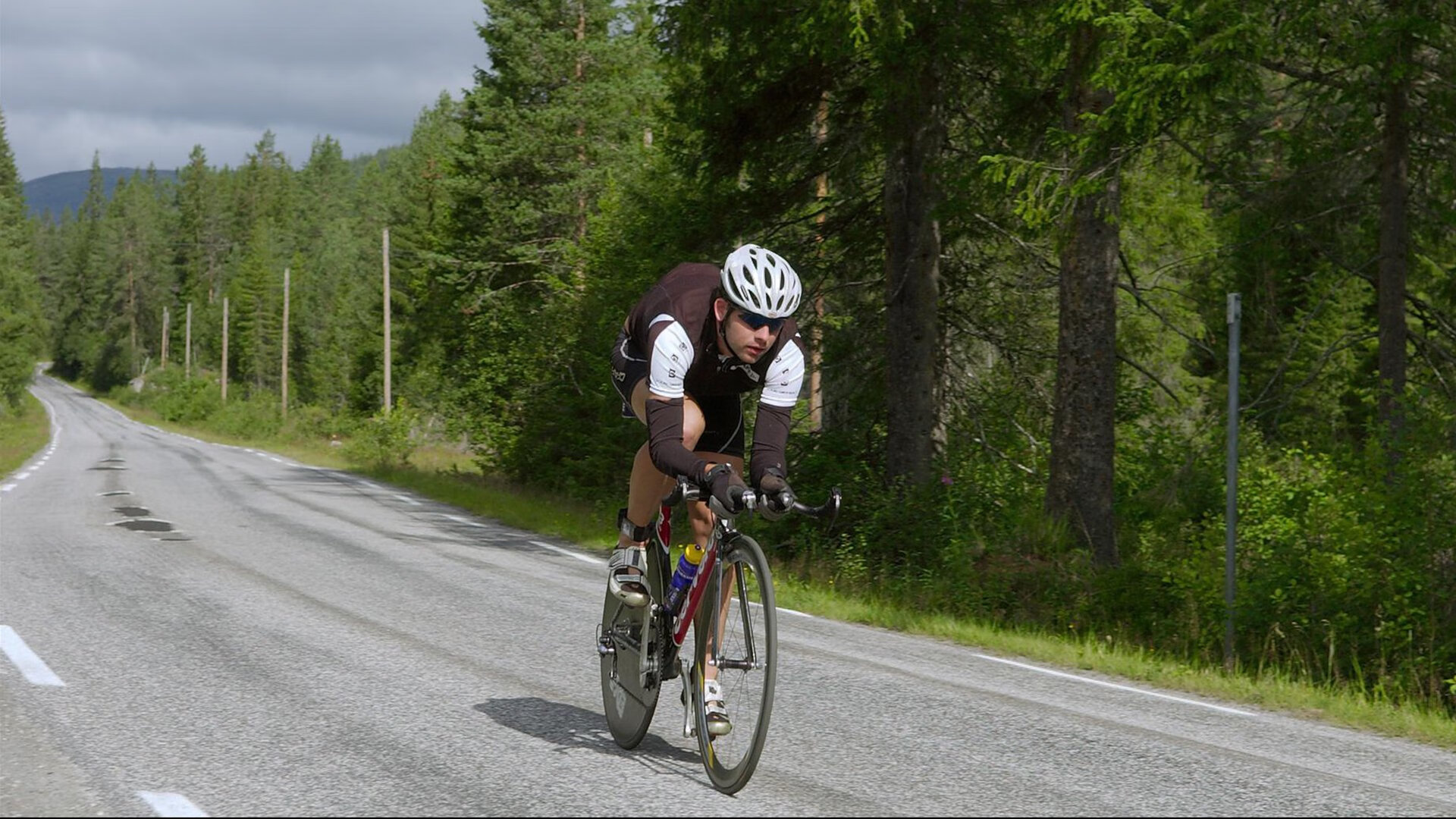 西决生死战焦点战，曼城压哨击败爱尔兰，足球与篮球的时空交响